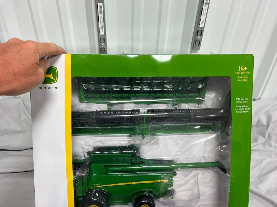 John Deere S790 Combine PRESTIGE Collection 1:32 Scale Ertl NIB Corn Bean Heads - Image 4 of 4