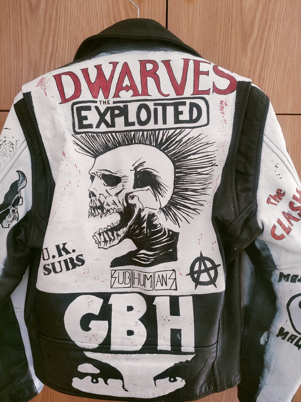 CAZADORA BIKER PUNK. PINTADA A MANO