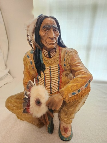 Mid Century Indianerhäuptling sitzt in tiefem Denken 17" hoch Skulptur Vintage
