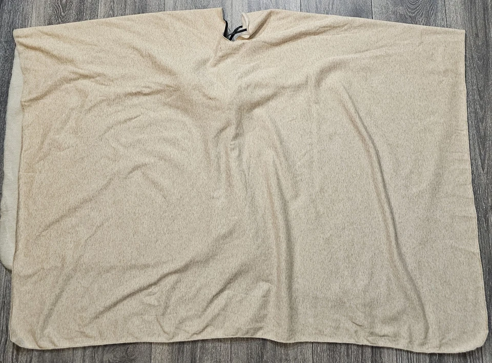 Xale forrado de pele sintética Marc New York Andrew Marc bege tamanho único borlas pom pom - Imagem 2 de 4