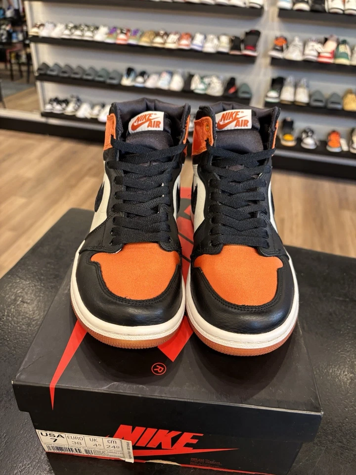 Jordan 1 Retro OG Alto Satén Roto Tablero Trasero Talla 7W (5.5 Para Hombre) Usado Foto 2 de 4