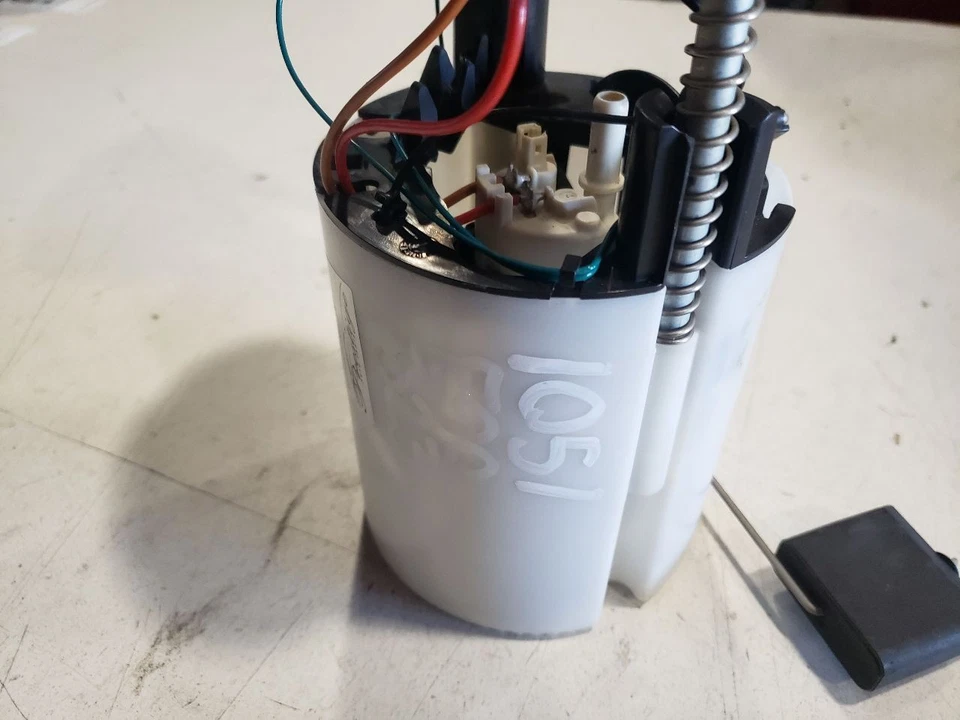 Conjunto de bomba de combustible - BMW 323i E90 LCI 2011 - 07-13 OEM 6765717   Foto 3 de 4