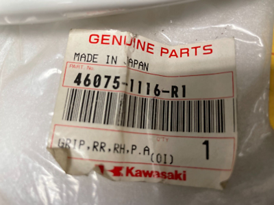 NOS Kawasaki OEM White Rear RH Right Grip 95-96 ZX600 46075-1116