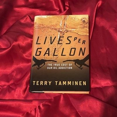 Lives per Gallon : The True Cost of Our Oil Addiction by Terry Tamminen...