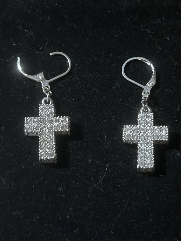 Colgantes Swarovski cruz transparente chapados en rodio escalados en pendiente con palanca Foto 2 de 4