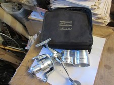 V buono usato poco shakespeare medaglia 2430 070 surf pesca mulinello bobine custodia