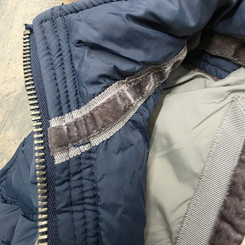 NUEVO CON ETIQUETAS DE COLECCIÓN Y2K Abercrombie & Fitch Chaleco acolchado con capucha ribete de piel azul marino talla S para mujer Foto 4 de 4