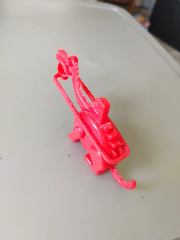 Juguete de cereal posterior de la década de 1970 con Fred Picapiedra en trituradora de roca roja sin roturas Foto 2 de 4