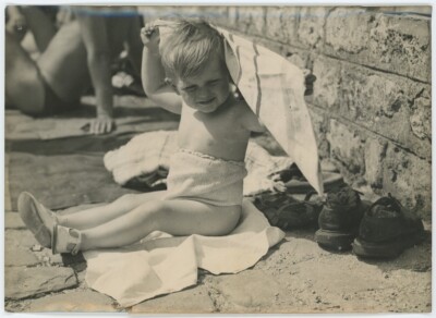 Kind, das versucht, sich am Ufer der Seine vor der Sonne zu schützen. Paris. 1950.