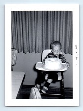Foto antigua vintage niño con pastel de cumpleaños en silla alta 1959 instantánea antigua