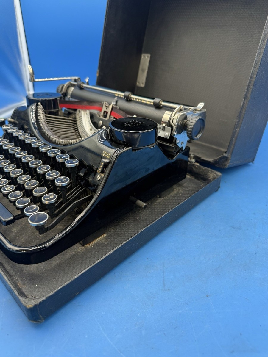 Vintage Underwood Universal Portable Typewriter with Carrying Case