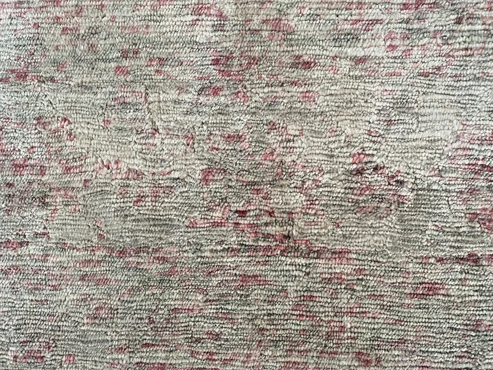 Corredor moderno de lã e seda com nós à mão design abstrato 26” x 12’ cinza e rosa - Imagem 4 de 4