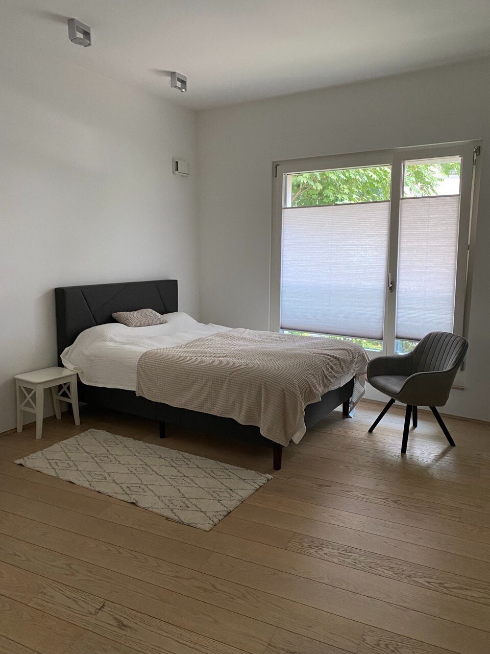 Lit double 140x190 cm en bois de pin brossé avec sommier à lattes intégré