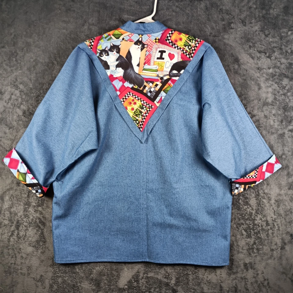 Chaqueta Médica Veterinarian Tech Mujer Azul Medio Denim Botón Frontal Estampado Gato Foto 3 de 4