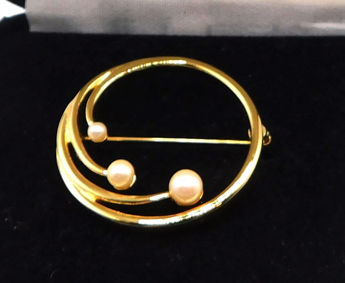 Vintage Monet Gold Toned Circle Brooch Pin with Faux Pearls Signed