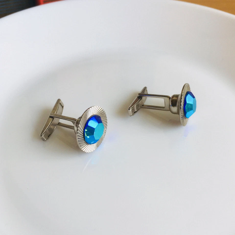 Abotoaduras vintage em tom de prata com cristal de vidro azul facetado redondo, década de 1990 - Imagem 4 de 4