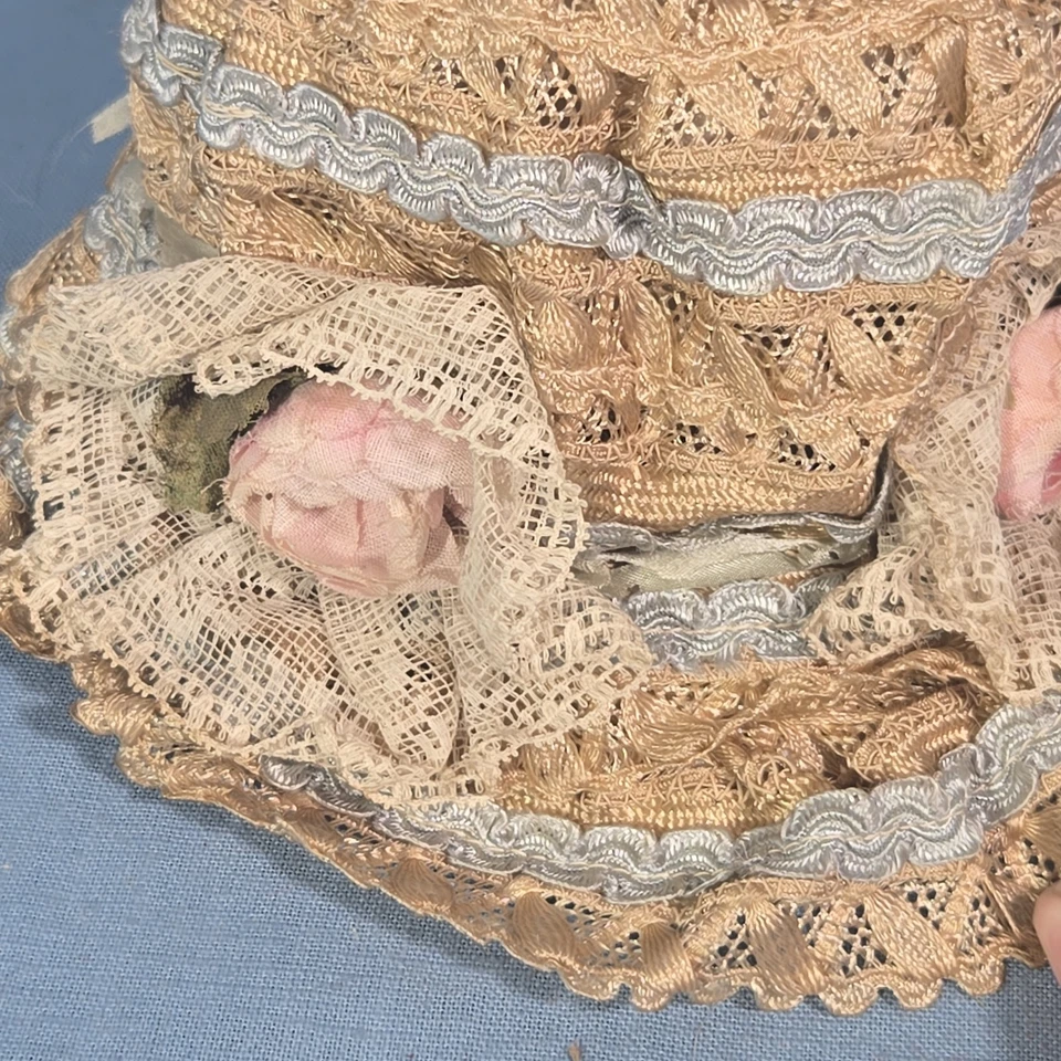 Antiguo sombrero victoriano de encaje cremoso para muñeca francesa alemana cinta rosas Foto 2 de 4