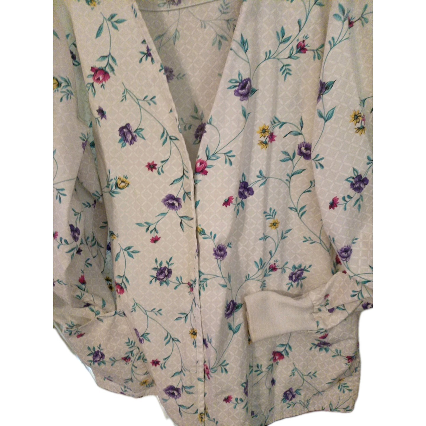 Scrub jacket women's large.Pretty floral pattern,snap closur