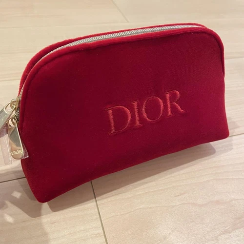 Pochette Dior velours rouge avec zip doré accessoire mode luxe