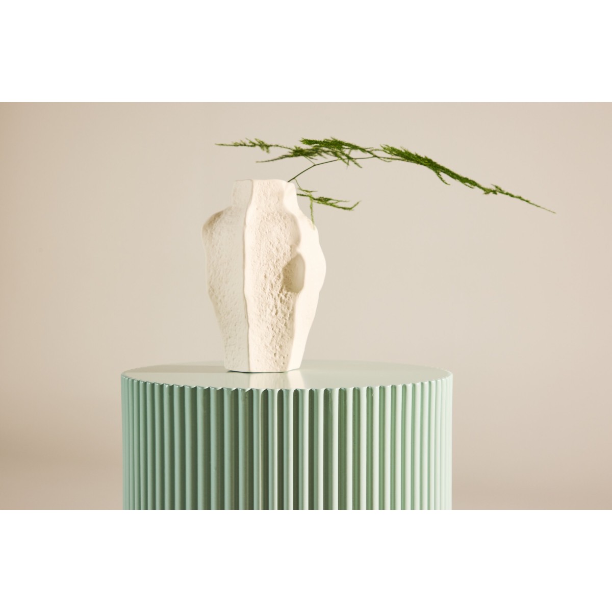 Table d'appoint de 50cm modèle Lenox coloris vert avec surface texturée en relief