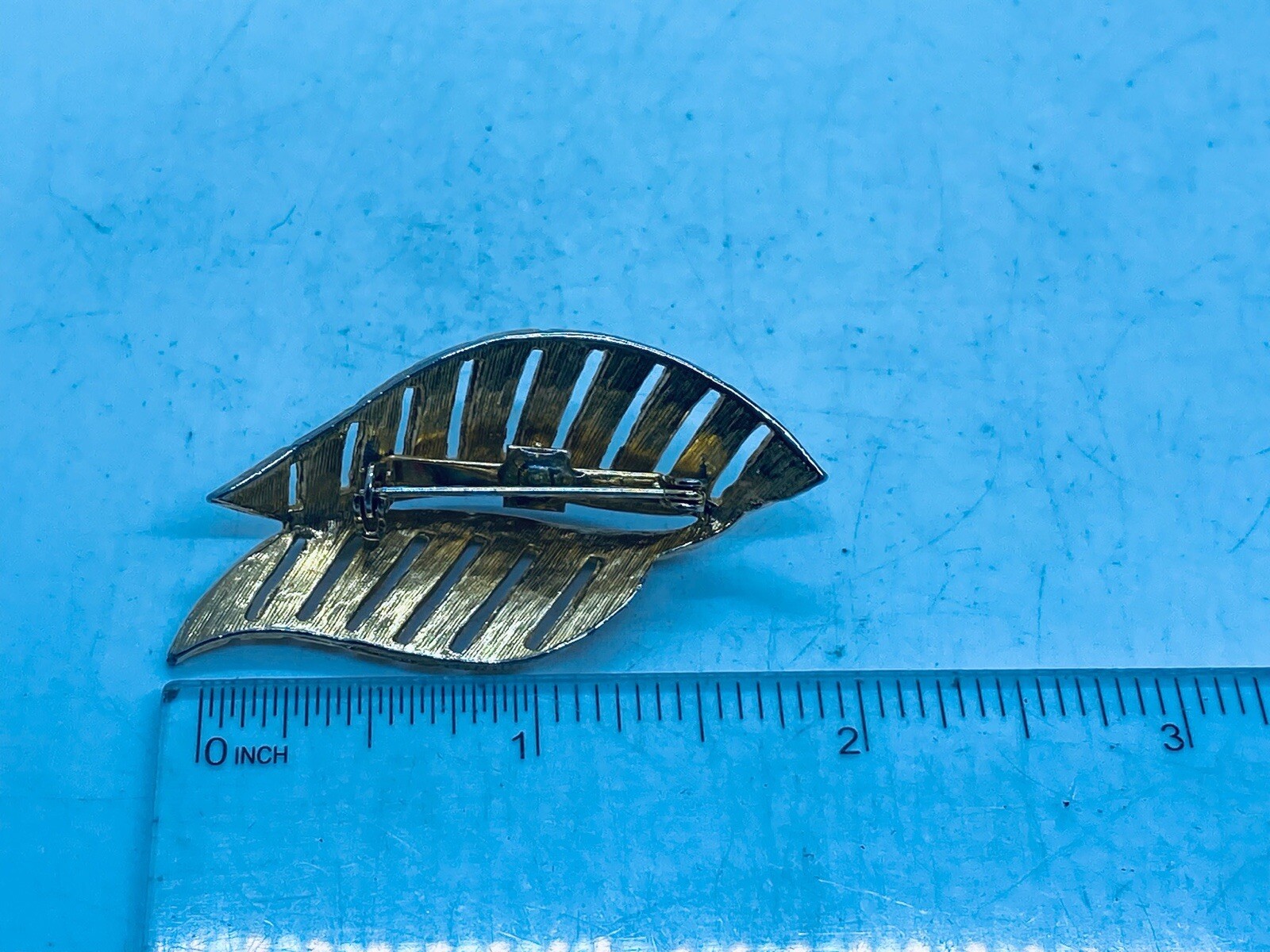 vtg-unmarked-lisner-coro-brushed-shiny-gold-tone-open-work-leaf
