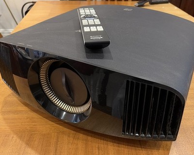 SONY VPL-VW665ES  4K Projector MINT with  1332 LAMP HOURS