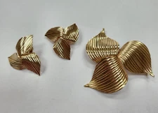 Sarah Coventry (Stamped) "Golden Trillium" Brooch And Earrings Set 1969 