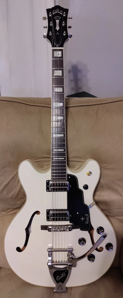 Guild Guitars Starfire V Electric Guitar w/ Vibrato Tailpiece & Hard Case -White - Imagem 2 de 4