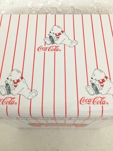 96 Coke Coca Cola Eisbär Jungtier Figur H72961 "Geschenke tragen..Liebe & Freundschaft" - Bild 6 von 7