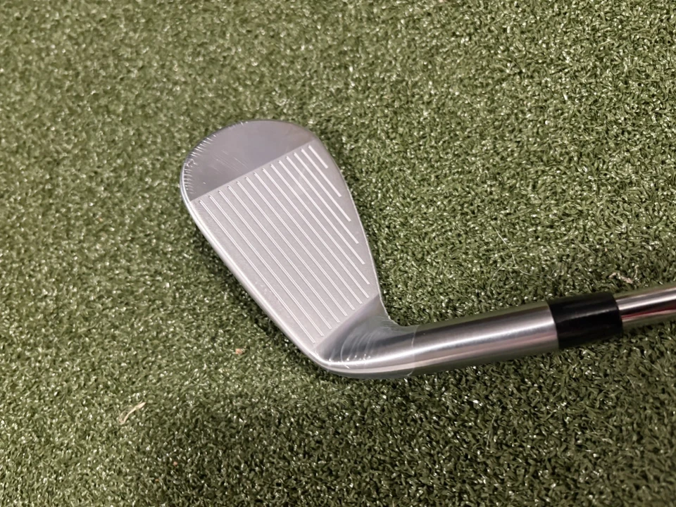 Cuña Titleist T250 2025 48* AMT plateada rígida  Foto 3 de 4