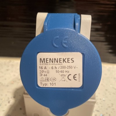 Mennekes 16A 2P+E 250V Wandsteckdose IP44 weiß/blau INDUSTRIE TYP 101