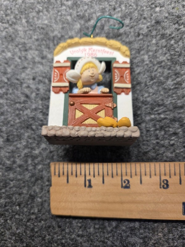 Vintage-1986 Hallmark Keepsake VROLYK KERSTFEEST Windows Of The World Ornament