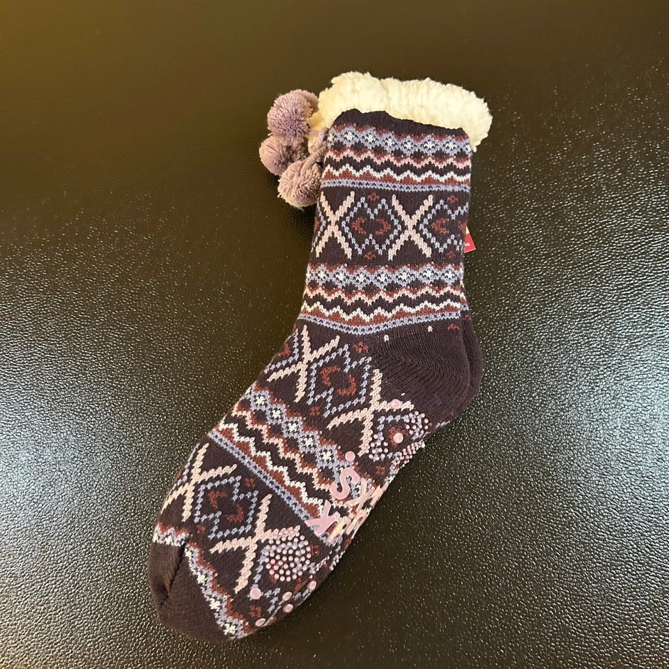 Calcetines de cabina MUK LUKS cálidos acogedores forrados difusos pompón púrpura para mujer L/XL 8-10 NUEVOS CON ETIQUETAS Foto 4 de 4