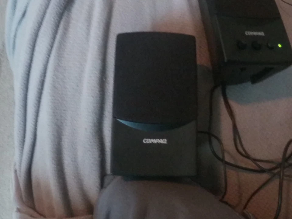 Compaq FLC Presario Black Wired Computer Speaker System - Image 2 of 4