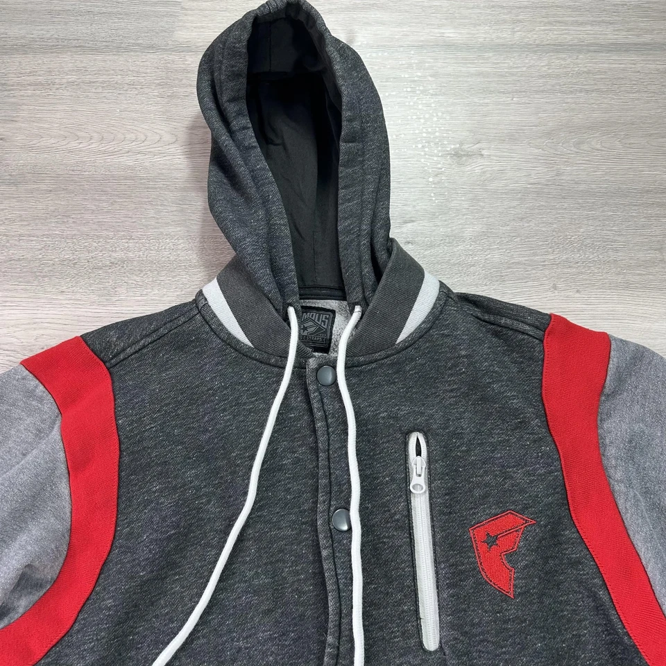 Chaqueta Famous Stars & Straps Para Hombre Gris Medio Rojo Con Capucha Forrada Sherpa Universitaria Foto 4 de 4