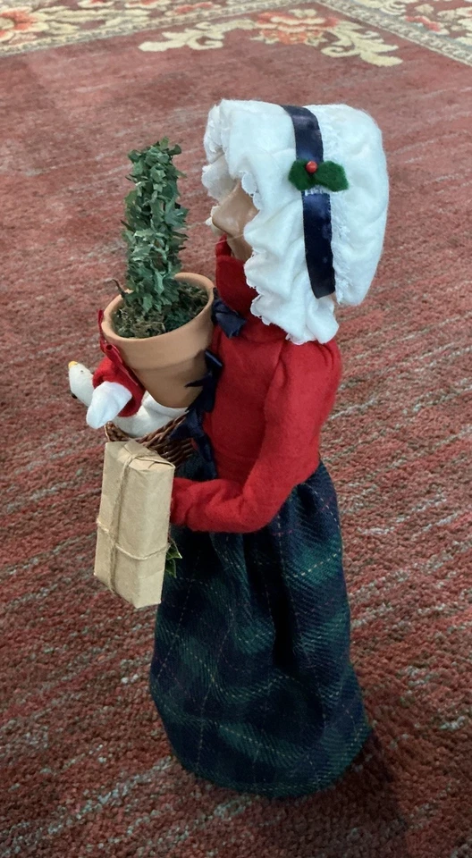 2004 Byers’ Choice THE CAROLERS Grandparent Shopper Lady Carrying Presents 13” - Image 2 of 4