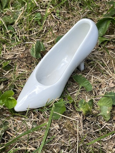 Petite collection de chaussures en laiton en porcelaine