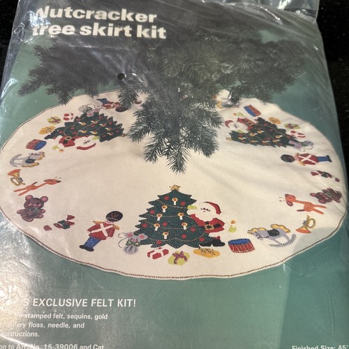 Vintage Leewards Nutcracker Felt Tree Skirt Kit 45" Diameter 15-40202 - Picture 4 of 10