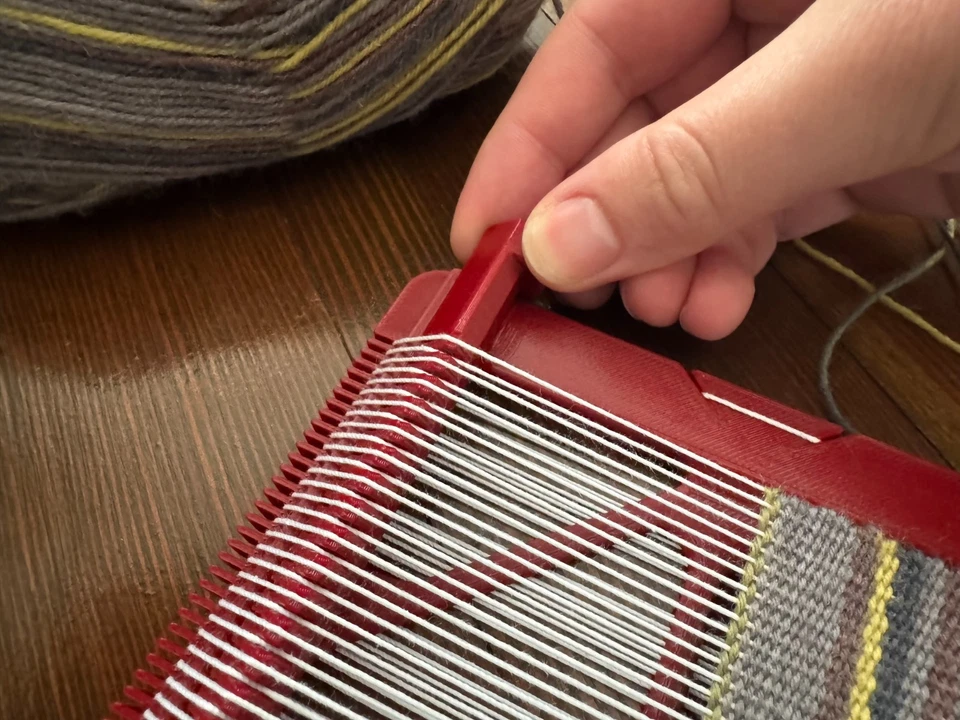 Kit de tejido de telar de bolsillo 4"x4" 12 abolladuras Foto 4 de 4