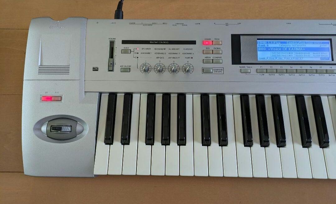 korg triton le 61鍵　スマートメディア付き スタンド付き KORG TRITON Le 61 Key Synthesizer Keyboard Music Le61 Silver