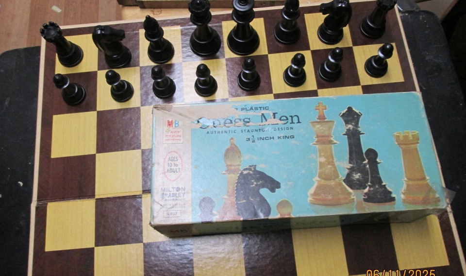 Milton Bradley Ajedrez Vintage Hombre con Tablero Foto 3 de 3