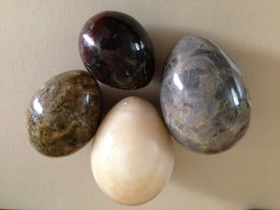 4 Lovely Vintage Onyx, Alabaster & Onyx Eggs - Image 1 of 4