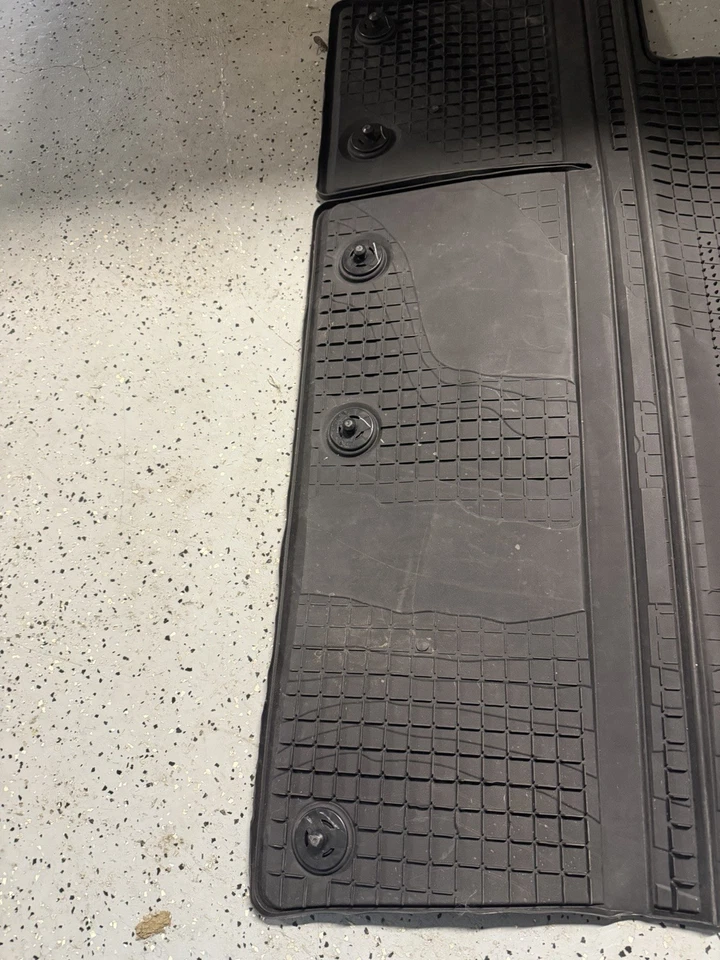 Bandeja de carga moldeada Mopar Jeep Wrangler 82215185AC 2018-2019 Foto 3 de 4