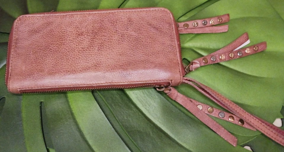 WE THE FREE Cartera de Cuero Envejecido Muñequera ~ Borla con Flecos ~ Muchos Bolsillos Foto 2 de 4