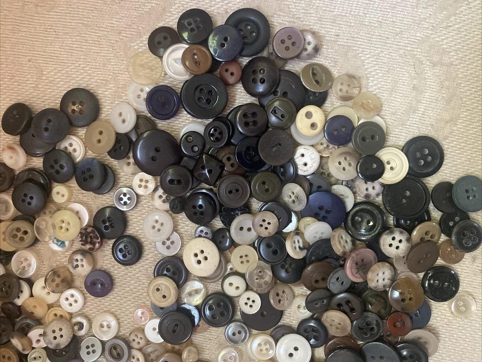 Mixed Bulk Buttons for Crafts/Sewing Lots of Vintage and New Buttons half pound+ - Image 2 of 4
