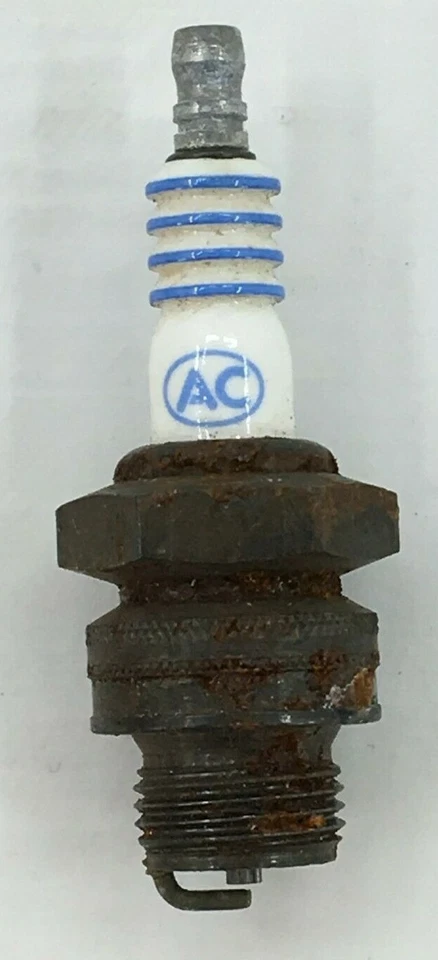 LOTE DE 42 BUJÍAS SURTIDAS 18MM BOSCH M28T31 CHAMPION K-13 AC SN81FG SNOWMOB Foto 2 de 4