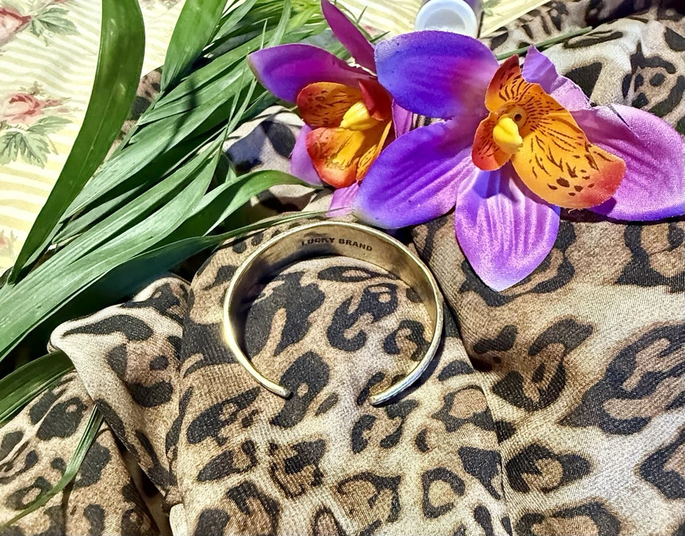 Lucky Brand ✨Dorado✨ con Esmalte Blanco🍃Puño🍃Pulsera Impresionante VENTA AL POR MENOR $55 Foto 2 de 4