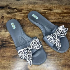 Oka b Madison Grey slide sandal leopard bow anti-microbial Made USA women's M/L