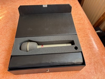 Gebrauchtes Audio-Technica AT813R Kondensatormikrofon, verpackt mit Clip und Softtasche