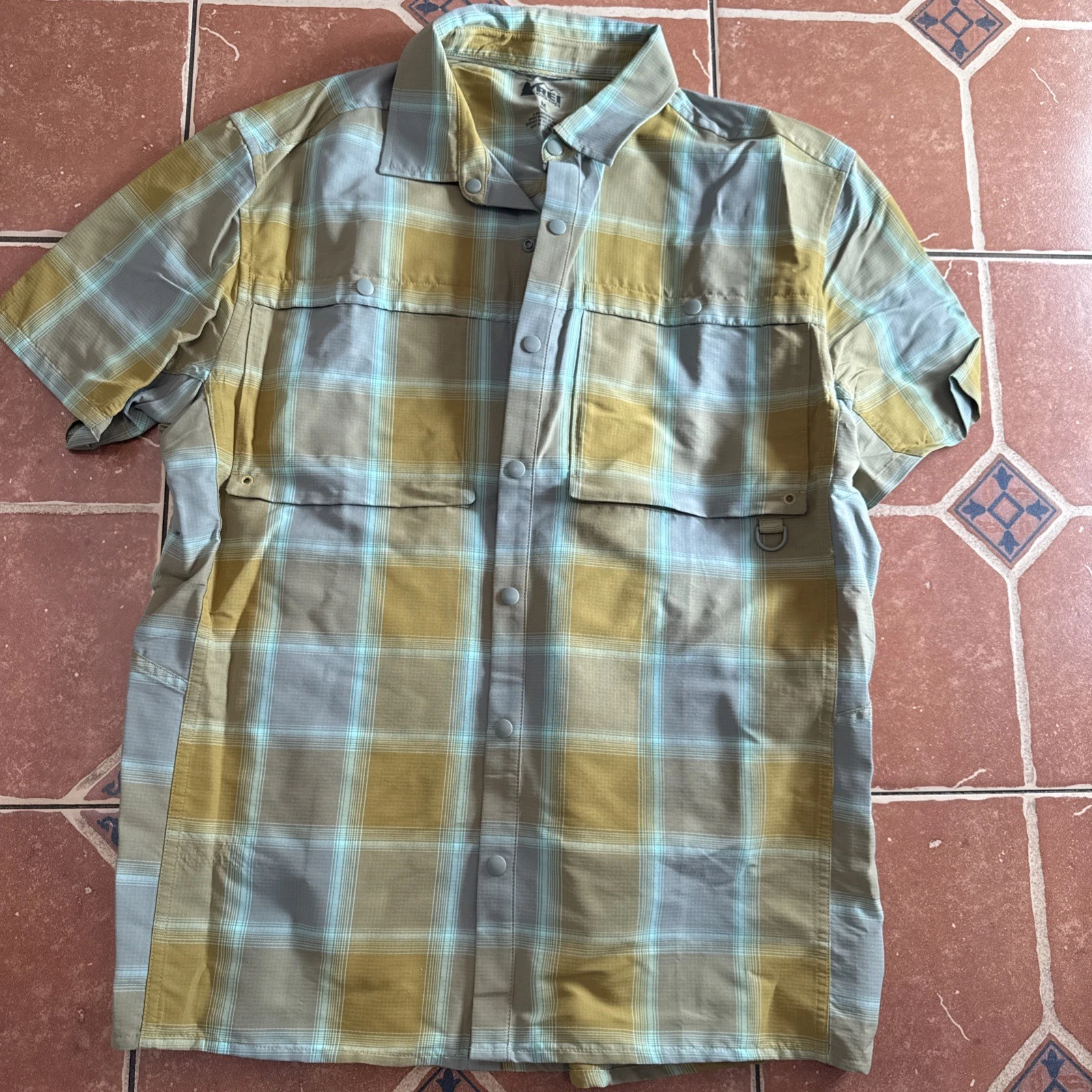 REI Co-op Shirt Mens medium Plaid Nylon Outdoor Button Up Short Sleeve Hiking